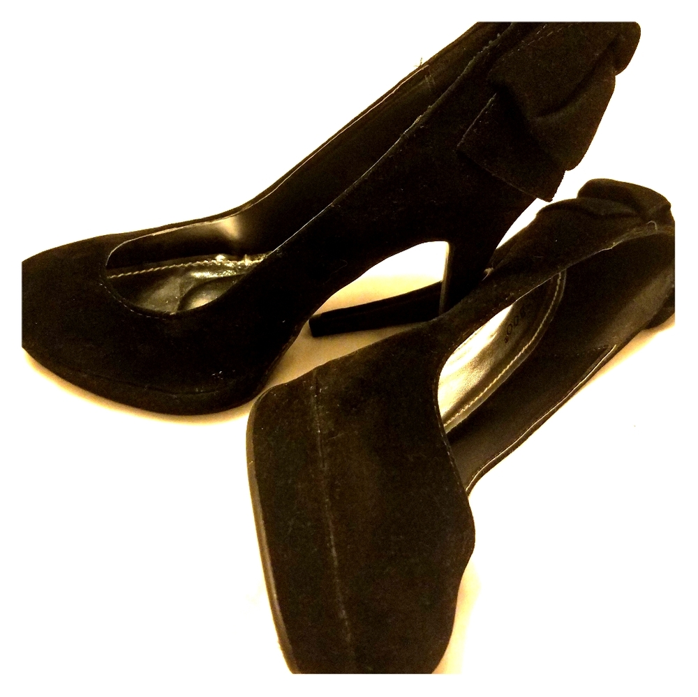 Bamboo black velvet bow back platform pumps